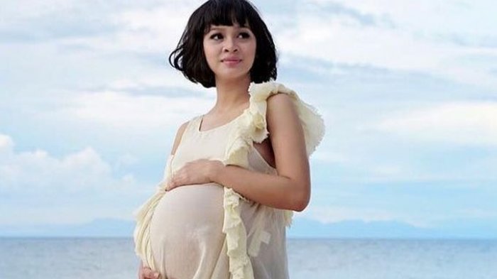 Andien Aisyah Melahirkan dalam Pelukan Suami