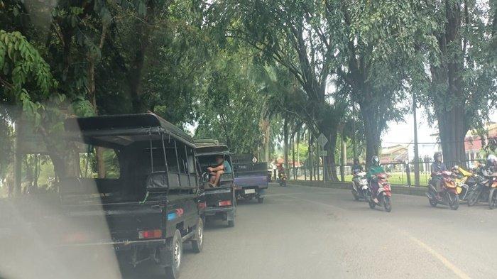 Meski Sudah Ada Rambu Dilarang Stop, Angdes Tetap Parkir Disepanjang Jalan Depan Balai Yasa Lahat