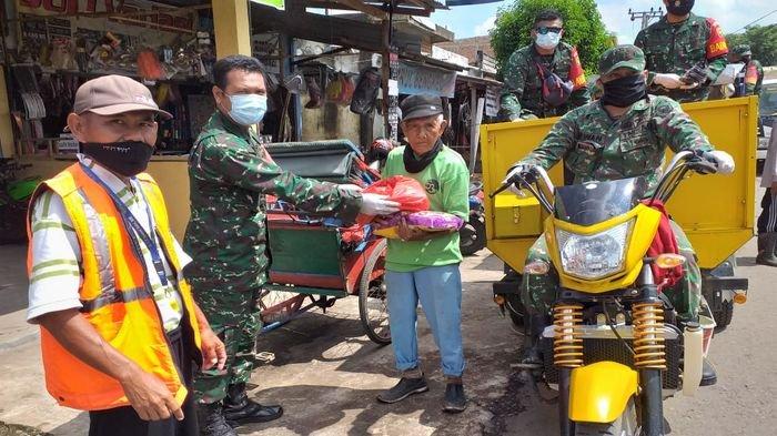 Koramil 404-05 Tanjung Enim Bagikan 100 Paket Sembako kepada Warga yang Terdampak Virus Covid-19