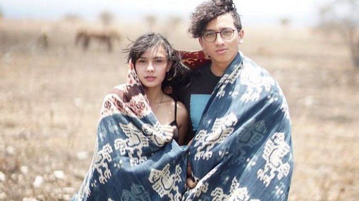 Jodoh Nggak ke Mana, 5 Selebriti Ini Jatuh ke Pelukan Kru Televisi,