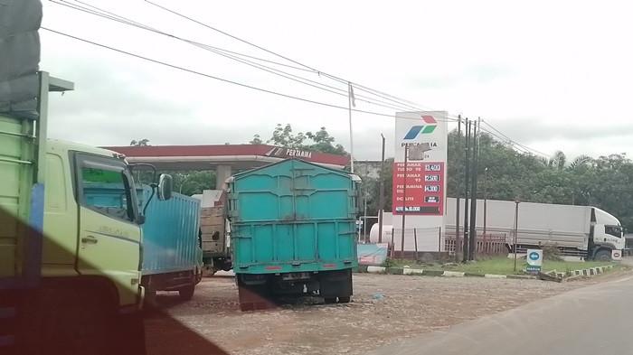 'Seperti Mau Beli Emas' Sopir Truk Keluhkan Lamanya Antrean Beli Solar di Banyuasin