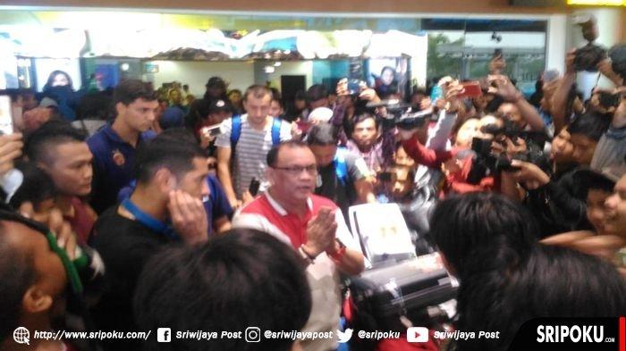 Disambut Suporter di Bandara Internasional SMB II Palembang, Tangis Personel Sriwijaya FC Pecah