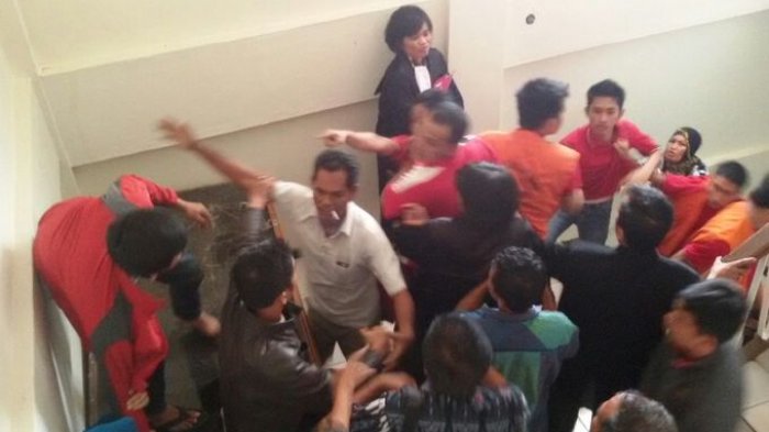 Terdakwa dan Keluarga Korban Kasus Pemerkosaan Adu Jotos