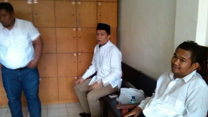 Ofi Datang, Jabat Tangan Jaksa, Ucapkan Maaf Lahir Batin