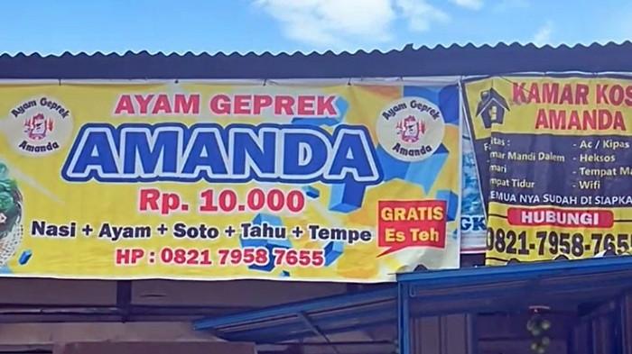 AYAM GEPREK - Cari kuliner murah dan enak di Palembang? Ayam Geprek Amanda jawabannya! Cuma Rp10.000 udah dapet nasi, ayam, soto, tahu, tempe, plus sambal yang bisa nambah sepuasnya.