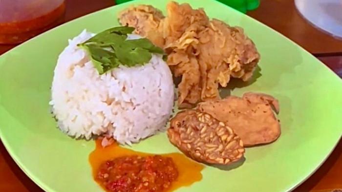 AYAM GEPREK - Sensasi pedas nagih + porsi lengkap = Ayam Geprek Amanda. Lokasi dekat Kampus B UIN Raden Fatah, cocok buat mahasiswa yang butuh makan cepat, murah, dan kenyang maksimal. Selalu jadi tempat favorit tiap hari.