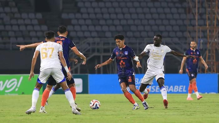 AZIZ HALAU SERANGAN - Stoper Sumsel United Mukhlisin Aziz Hutagalung bersama Juninho Cabral mencoba menghalau serangan Muhammad Rafli Aryanto dan Makan Konate. Sumsel United FC kalah atas Adhyaksa FC Banten dengan skor 1-2 pada laga pekan ketujuh Pegadaian Championship 2025/26 di Stadion Gelora Sriwijaya Jakabaring Palembang, Jumat (24/10/2025) malam.