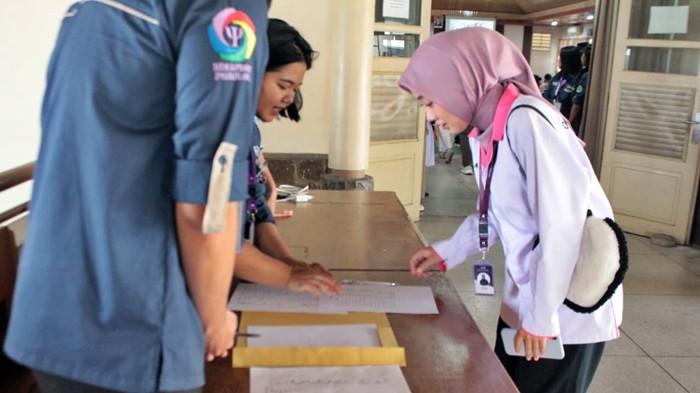 SELF DIAGNOSE - Media sosial kini jadi sumber info kesehatan mental, tapi rawan salah kaprah. HIMAPSI UKMC hadirkan kuliah umum untuk buka wawasan mahasiswa.