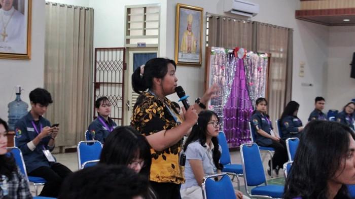 SELF DIAGNOSE - Dari TikTok hingga Instagram, konten psikologi marak beredar. HIMAPSI UKMC tekankan pentingnya literasi agar mahasiswa tak terjebak self-diagnose.