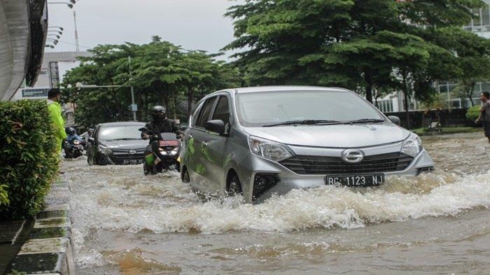 Simpang Polda Langanan Banjir, Petugas PUPR Palembang Tuding Sampah Jadi Biang Keroknya