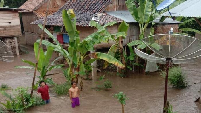 Diguyur Hujan Deras, Berlasan Rumah di Desa Tanjung Beringin Buana Pemaca OKU Selatan Banjir