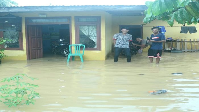 Saluran Air Kecil, Warga Talang Jawa Lahat Jadi Langganan Banjir. Tinggi Air Hingga Mata Kaki