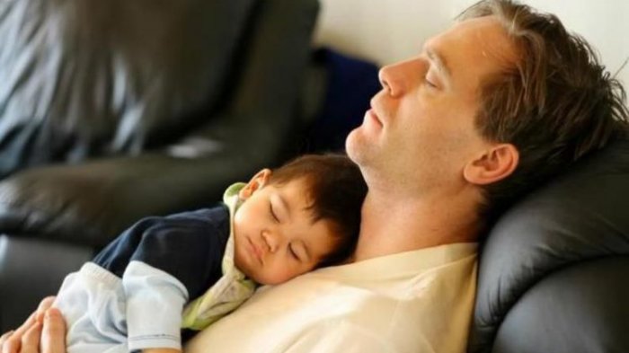 Mengerikan! Ini Bahaya Bayi Tertidur di Dada Orangtua