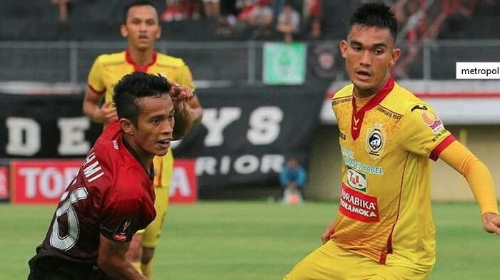 Zalnando (kanan) beraksi untuk Sriwijaya FC.