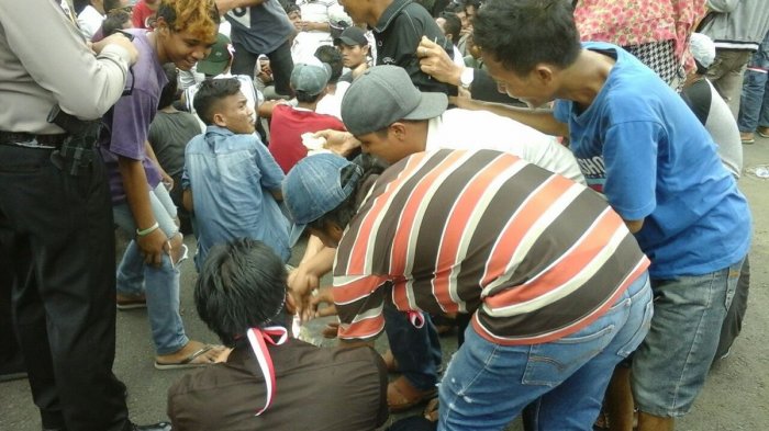 Ditengah Unjuk Rasa, Sopir Angkutan Konvensional Berbagi Kerupuk dalam Kebersamaan - berbagi1_20170927_131327.jpg