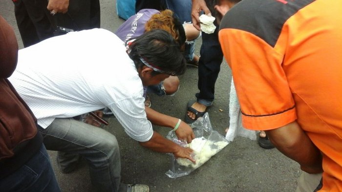 Ditengah Unjuk Rasa, Sopir Angkutan Konvensional Berbagi Kerupuk dalam Kebersamaan - berbagi3_20170927_131816.jpg