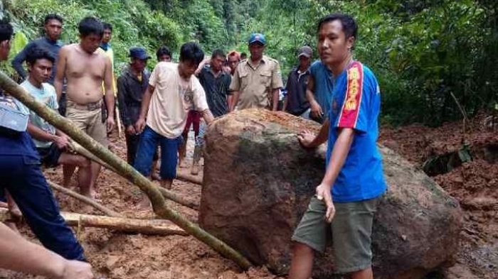 Longsor di Gunungmeraksa Pengandonan OKU Sebabkan Akses Jalan Tertutup
