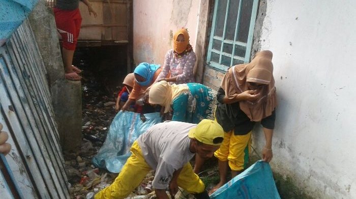 50 Petugas Kebersihan Diturunkan untuk Membersihkan Sampah di Pasar Musi Tebingtinggi