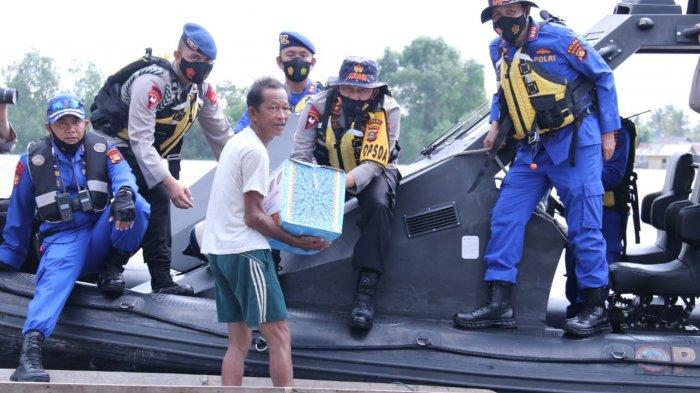 KAPOLDA Sumsel Susuri Perairan Sungai Musi Muara Kumbang, Jenderal Ini Bagi-bagi Sembako ke Warga