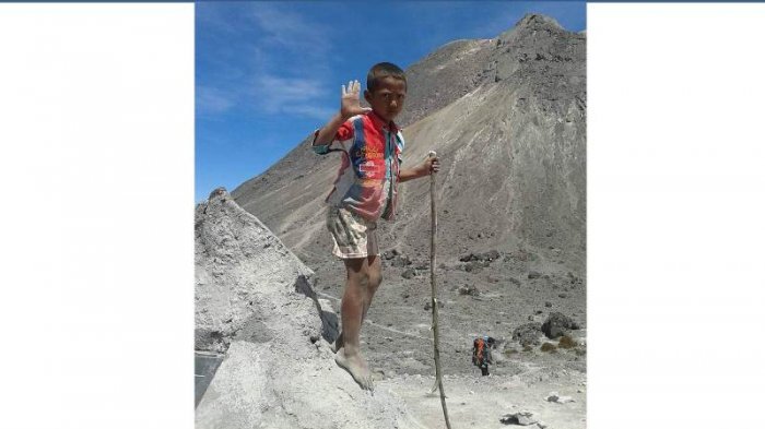 Bocah Ini Pose di 2700 mdpl Pasar Bubar Merapi Ini Jadi Viral. Lihat Aksinya