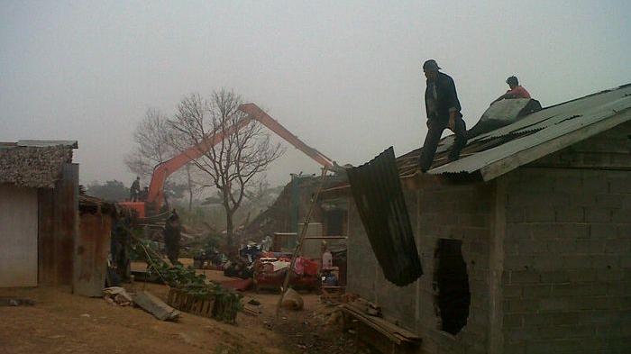 Warga Bongkar Sendiri Rumah Mereka (Foto)