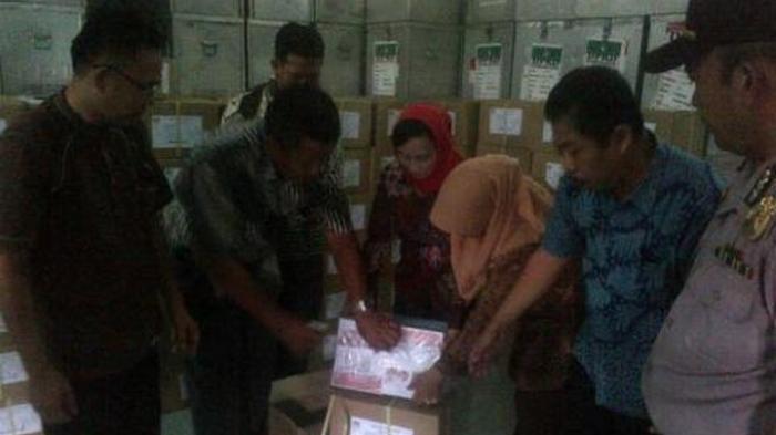 Lipat Surat Suara, KPU Muaraenim Kerahkan Pegawai Sekretariat