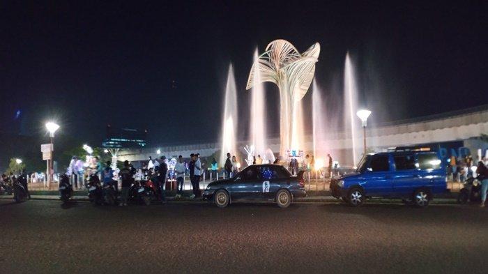Jelang malam pergantian tahun 2024-2025 atau Tahun Baru, bundaran air mancur Jakabaring tepatnya di depan pintu gerbang JSC mulai dipadati warga