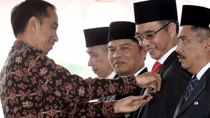 Ini Alasan HZ Menominasikan Muhammad Fadli dan Hendra Gunawan Jadi Manager Sriwijaya FC yang Baru - bupati-mura-hendra-gunawan-terima-penghargaan_20160731_075934.jpg