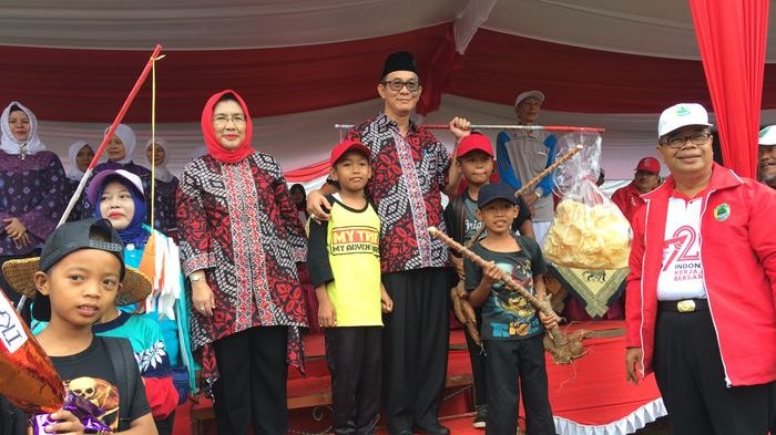 Pupur Boleh Luntur, Semangat Jangan Kendur. Diguyur Hujan Peserta Pawai di PALI Tetap Semangat