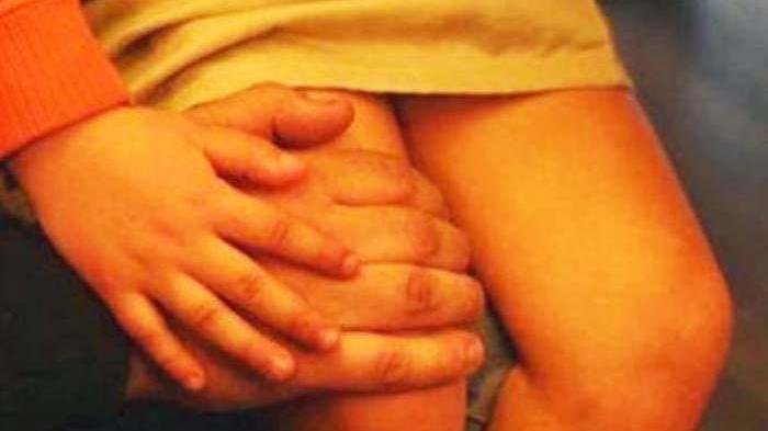 Niat Mau Beli Batu Es Berubah Saat Lihat Dua Gadis Ini. Ad Lampiaskan Syahwatnya dengan Cara Begini