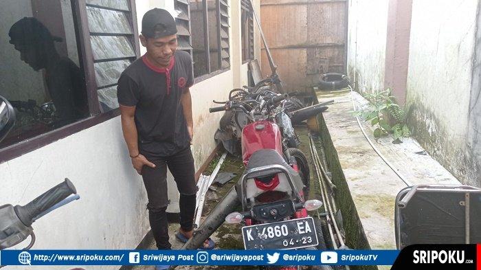 TABRAKAN Beruntun di Lubuklinggau Toyota Hilux Tabrak 3 Motor, tak Mau Setop, 'Dicegat' Mobil Colt