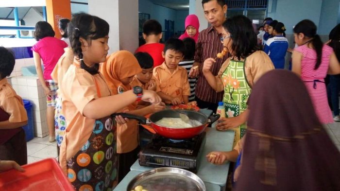Latih Keterampilan Memasak dan Kemandirian Anak