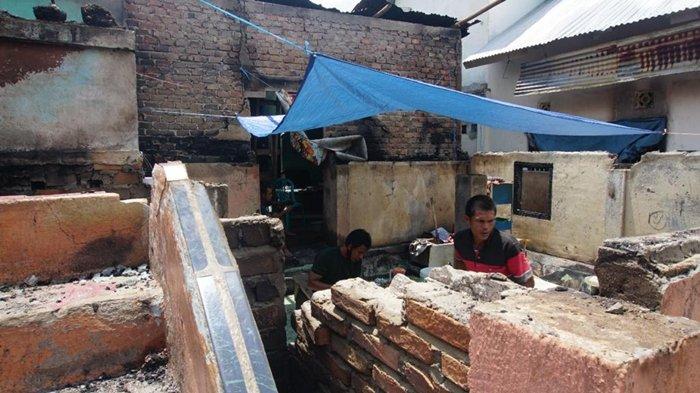 CSR PTBA Kirim Bantuan untuk Korban Kebakaran di Lahat, Api Pantulkan Cahaya di Buku Yasin Korban