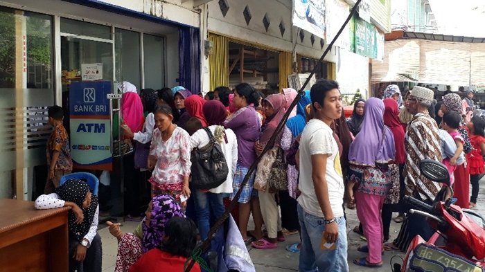 Demi Kelancaran, Pihak Bank Bantu Puluhan Warga di OKU Selatan Cairkan Dana PKH