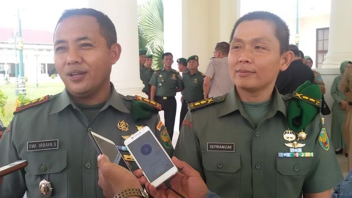 Bachelorette partiyasida soruvchi Dik Qora qizlar porno