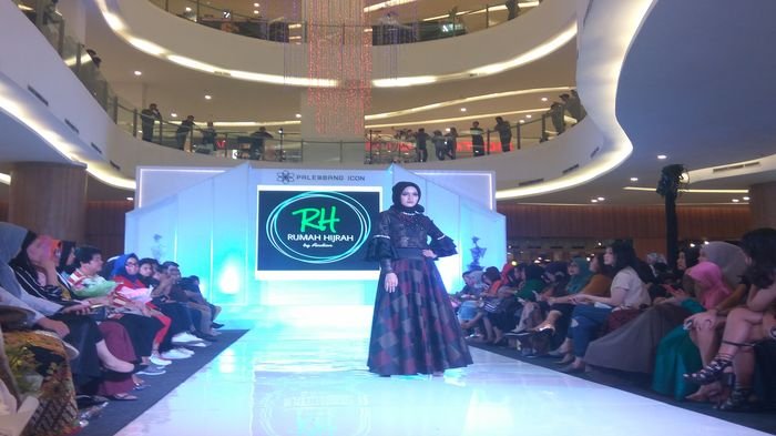 Busana Dark Ala Wonder Woman dari Timur Tengah Pikat Perhatian Penonton PFW 2018