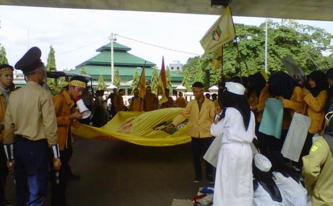 Pelajar Protes Larangan Berjilbab bagi Polwan (Foto)