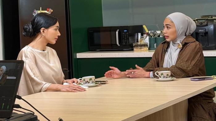 DIPANGGIL IBU - Denada saat hadir di podcast milik Feni Rose yang disiarkan di YouTube. Dalam kesempatan itu, anak Emilia Contessa ini mengaku sangat ingin Ressa Rizky Rossano memangglnya ibu.