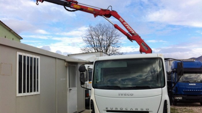 Parkir Sembarangan di Depan Toko, Pemilik Toko Ambil Mobil Derek Lalu Lakukan Hal Yang Mencengangkan