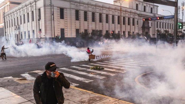 KERUSUHAN Pecah, Massa Bersatu Tolak Kenaikan BBM, Pemerintah Berlakukan Jam Malam