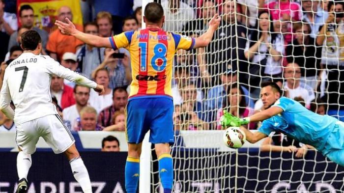Mentahkan Penalti Ronaldo, Kiper Valencia Merendah Sebut Diriya Beruntung