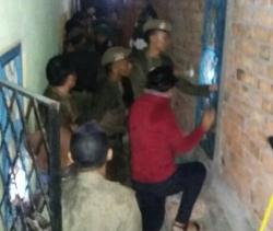 Bra dan Pakaian Dalam Perempuan di Atas Kasur, Tapi Kafe Kosong