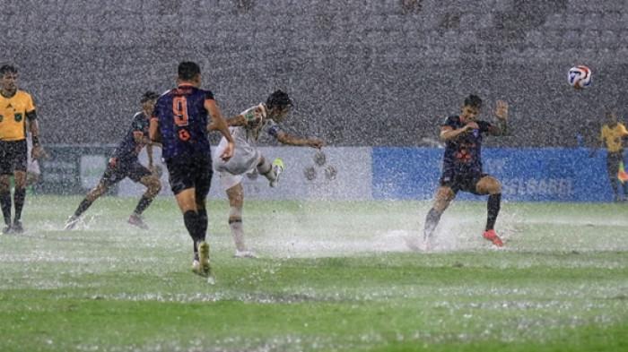 DIGUYUR HUJAN DERAS - Meski hanya dengan 10 pemain, Sumsel United berhasil mengalahkan Persikad Depok 3-1 di bawah guyuran hujan deras pada laga pekan ke-10 pegadaian Championship 2025/26 di Stadion Gelora Sriwijaya Jakabaring Palembang, Kamis (13/11/2025) malam.