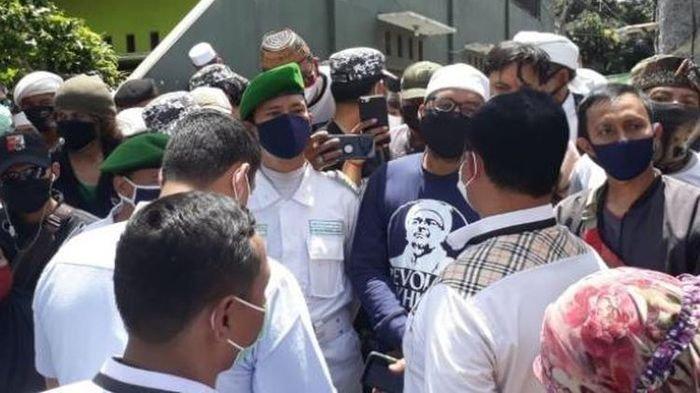 Dihadang FPI saat antar Surat Panggilan Rizieq, Penyidik Datang Lagi Dikawal Brimob, Wartawan Diusir