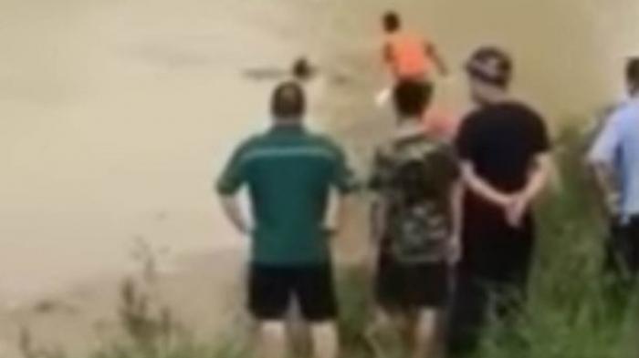 VIDEO: Petugas Ini Langsung Meloncat Ketakutan saat Mengevakuasi Tubuh Pria. Ini Alasannya