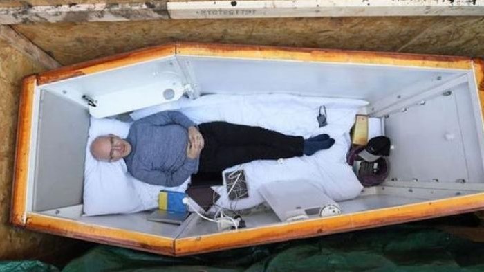 Pria Ini Dikubur Hiduo-hidup,Supaya Nggak Jenuh Dia Dibekali dengan Akses Internet