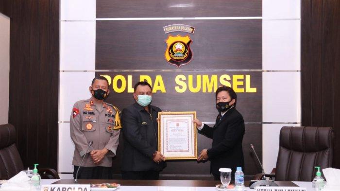 KAPOLDA Sumsel Terima Penghargaan Inovasi Gerai SDM Mang PeDeka One Stop Service Polda Sumsel