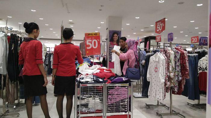Matahari Departement Store OPI Mall Banjir Diskon Malam Lebaran