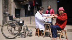 Luar Biasa, 15 Tahun Keliling Pelosok Desa, Ternyata Bu Dokter Beri Pengobatan Tanpa Kaki