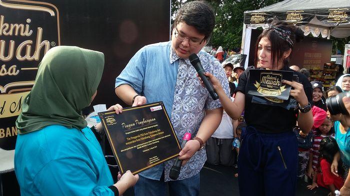 Bakmi Mewah Salurkan Donasi pada PKK Palembang